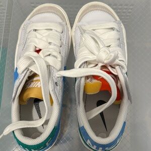 Nike women’s Multicolor Sneakers US6